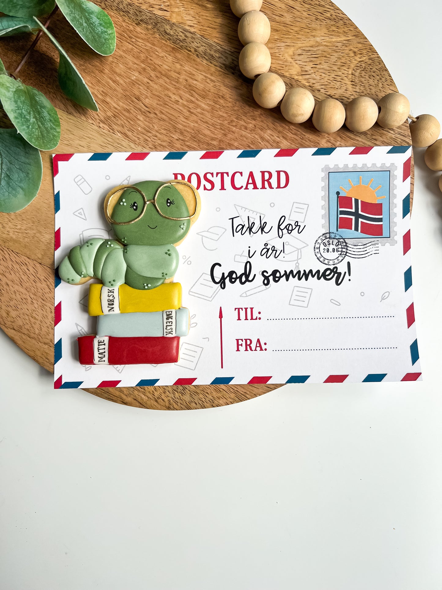 Bokorm på stabler av bøker kort god sommer