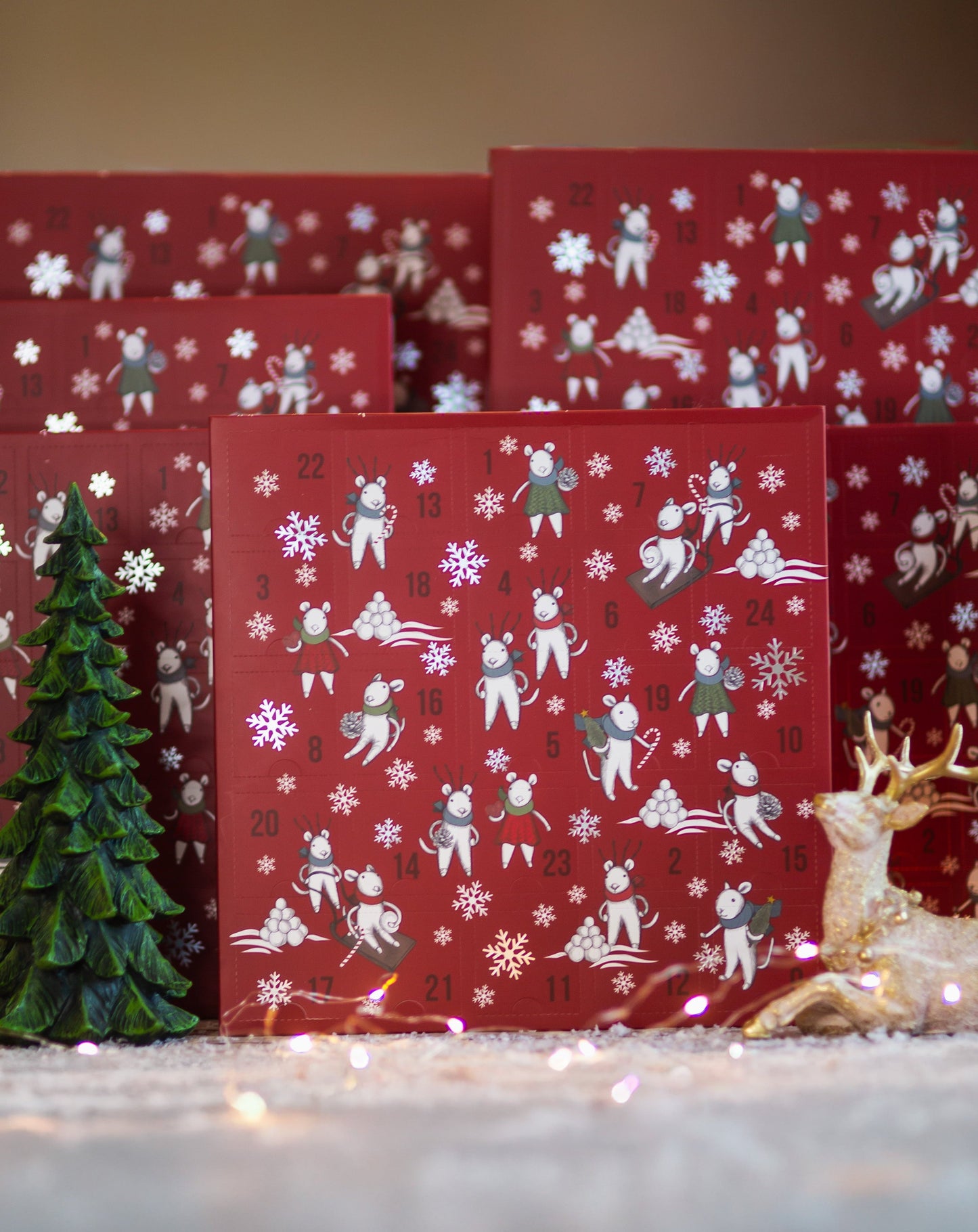 julekort, julehjerte, julesekk, julenek, juletrefot, julebånd, juleengel, julefigur, nissefigur, juleborddekorasjon, julelysestake, julelanterne, juleduk, juleserviett, julegodteri, julemarkering, juleglede, julekveld, julesang, julegudstjeneste