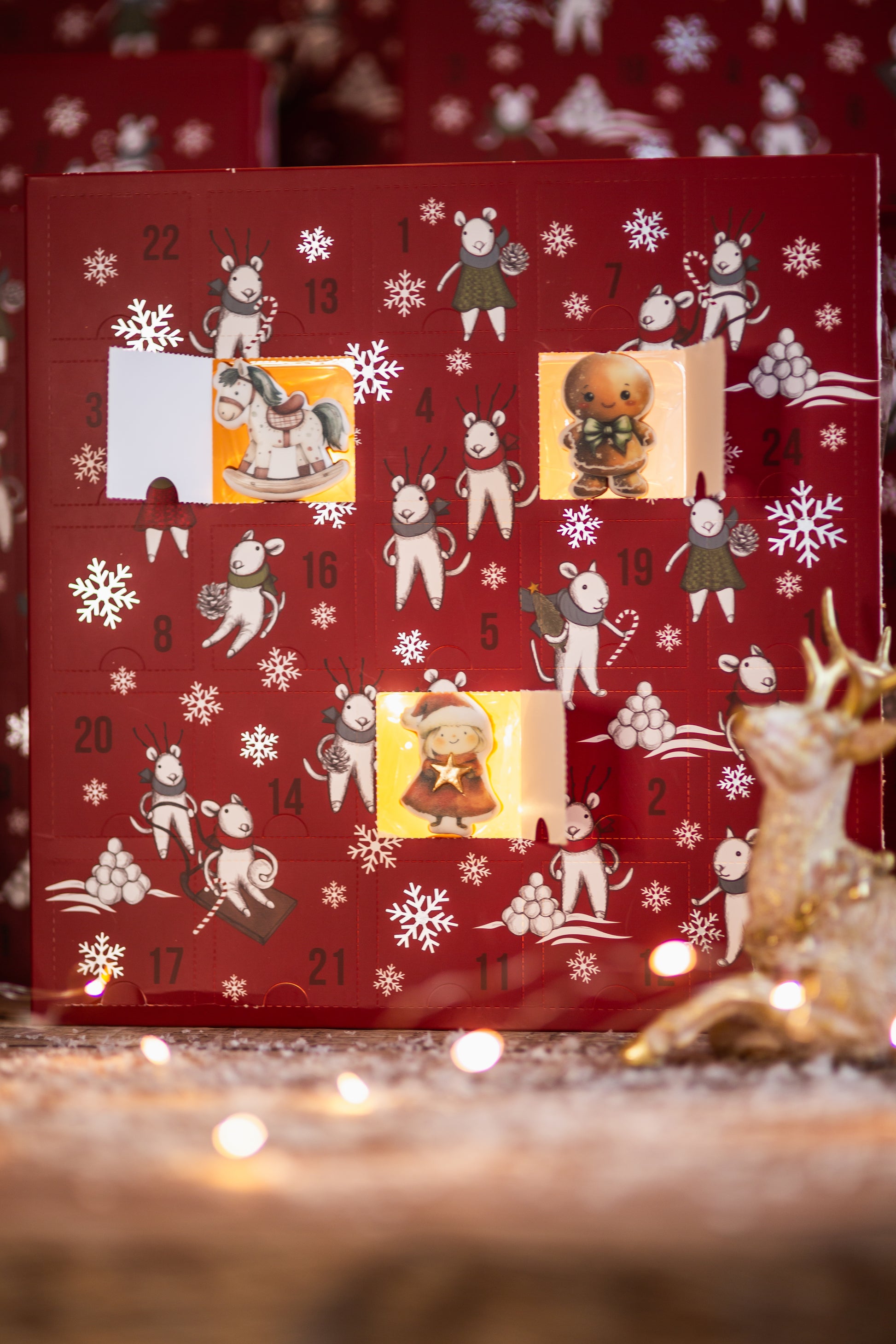 tjernetrekker, mandel, julekrans, pepperkakehus, ribbe, adventslys, snømann, reinsdyr, klementin, julemusikk, misteltein, julekrybbe, julegrøt, julemiddag, julestrømpe, julekonsert, juletrepynt, juleklokker, julenatt, snøball