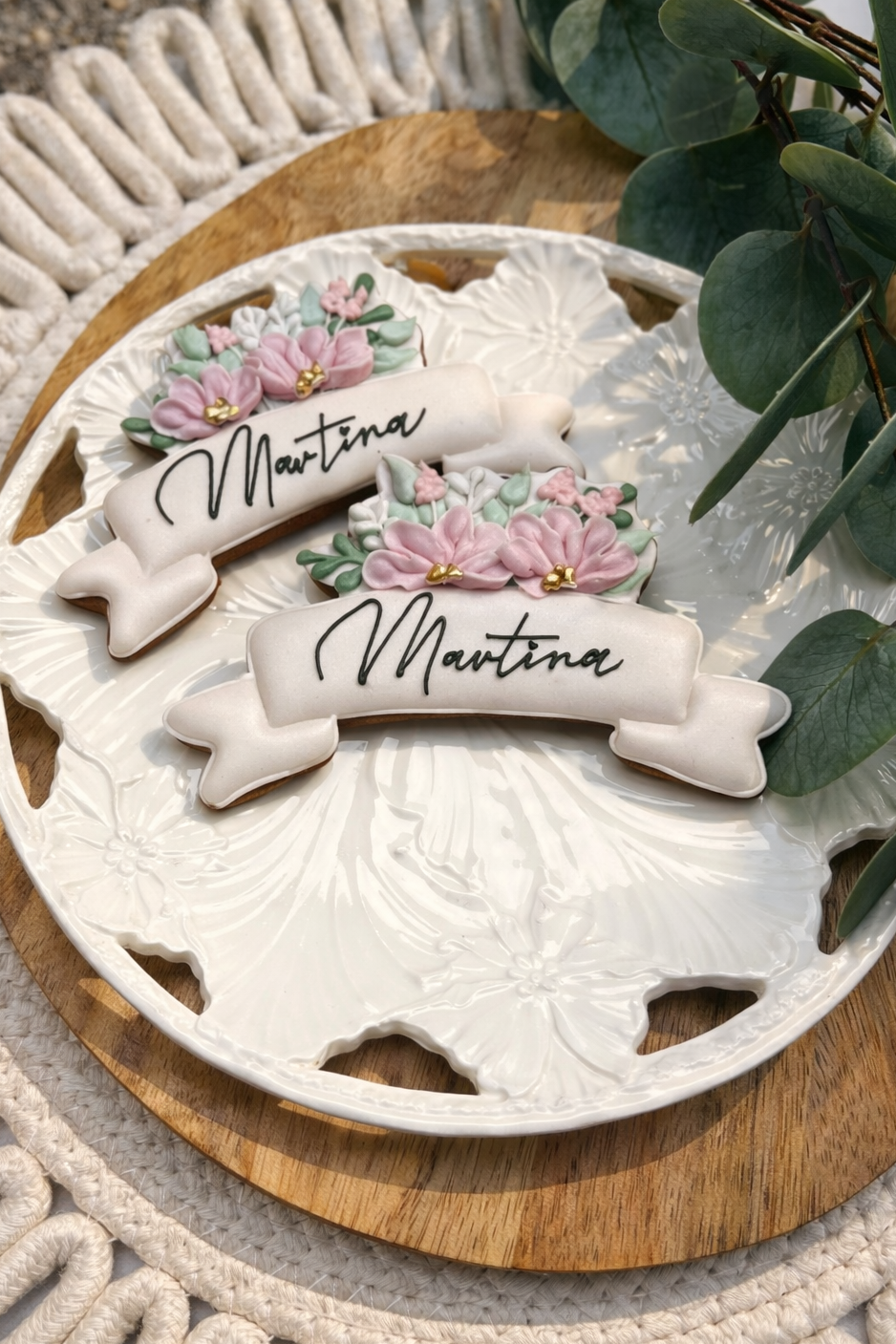 Konfirmasjons Kjeks med blomster og navn Bordkort