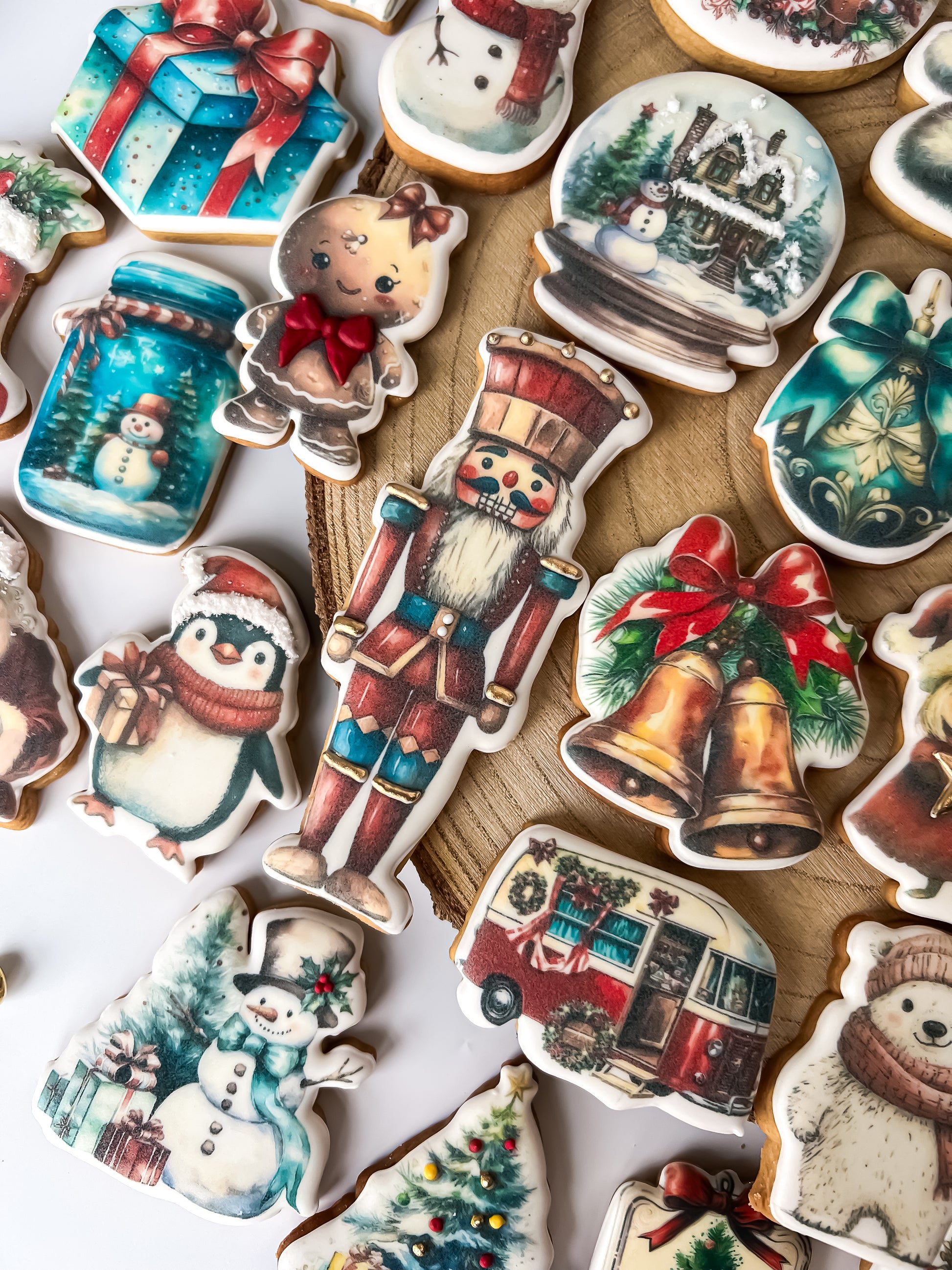 pepperkaker, julefigurer, snømann, nisse, reinsdyr, bjeller, nøtteknekker, snøfnugg, juleklokker, julestjerne, julepynt, slede, rød, grønn, julesekk, julenissehatt, trehest, barn, snø, gaver