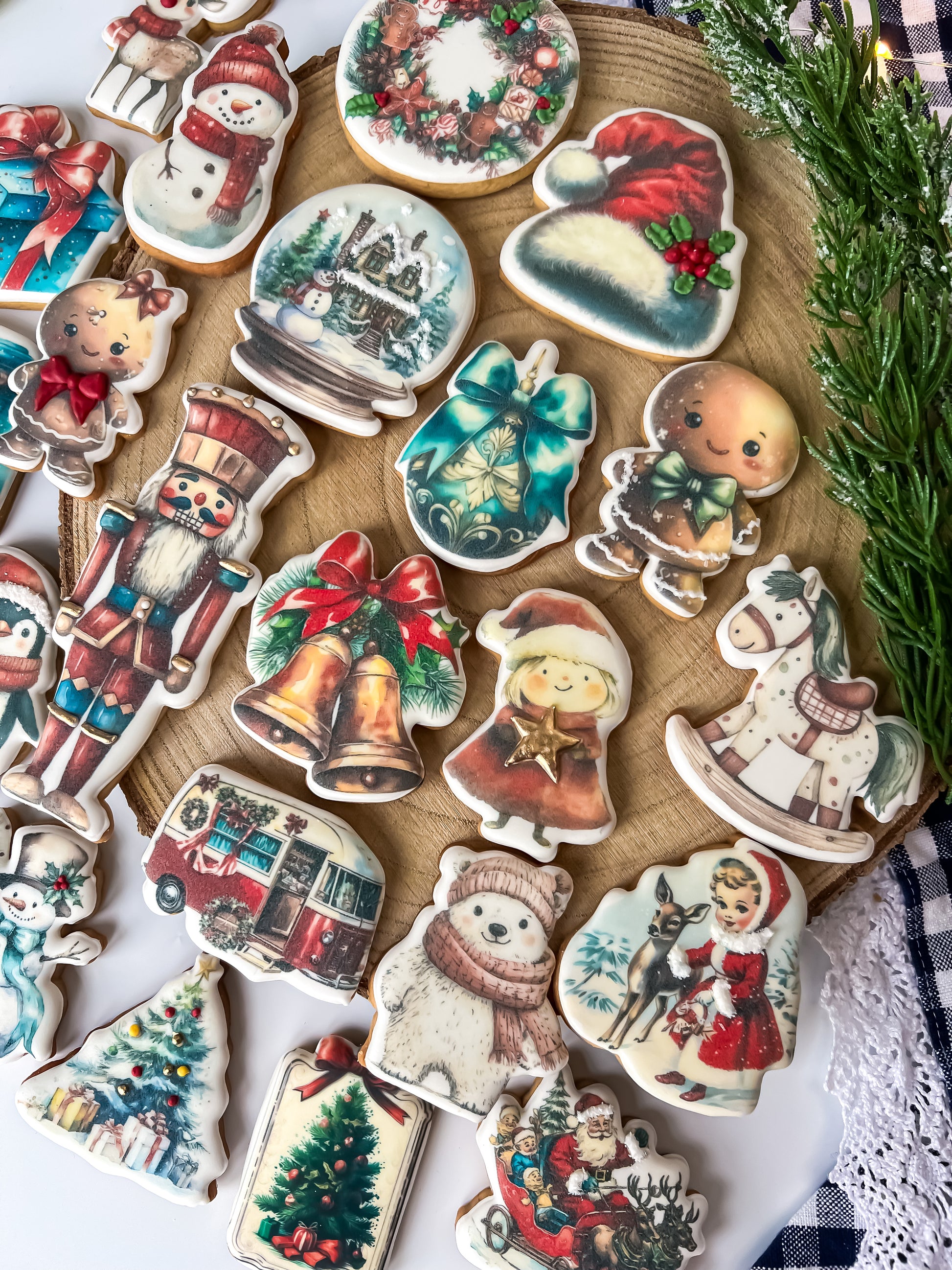 julebil, julestemning, juleglede, vinter, juletre, julemotiv, julemarkeder, gaveinnpakning, nisseskjegg, julerød, julefeiring, reinsdyrslede, vinterlandskap, julekveld, julekrans, julestrømpe, julegodteri, hvit jul, julebånd, juledekorasjoner