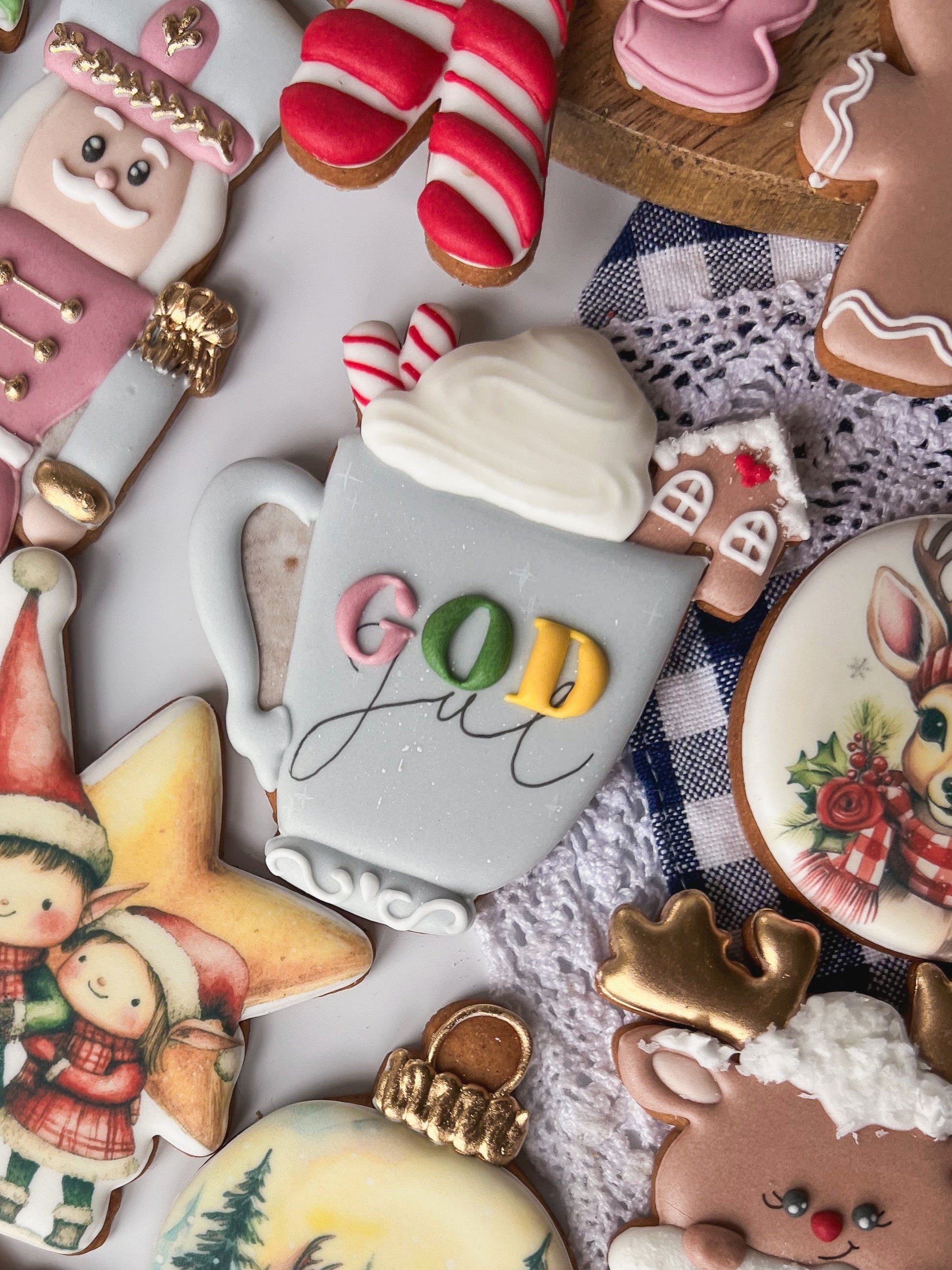 blå kopp krus pepperkakehus god jul ønsker dere en skikkelig god jul